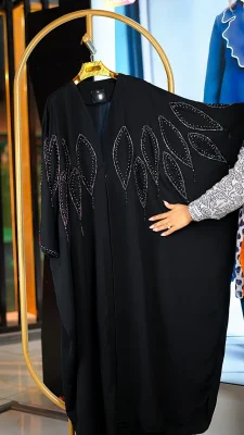 مانتو عبای مجلسی پرنس حریر مشکی جلو کارشده آویزی فری‌سایز