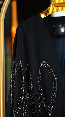 مانتو عبای مجلسی پرنس حریر مشکی جلو کارشده آویزی فریسایز